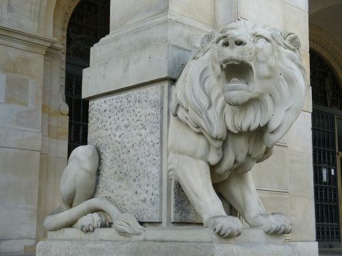 lion sculpture statue