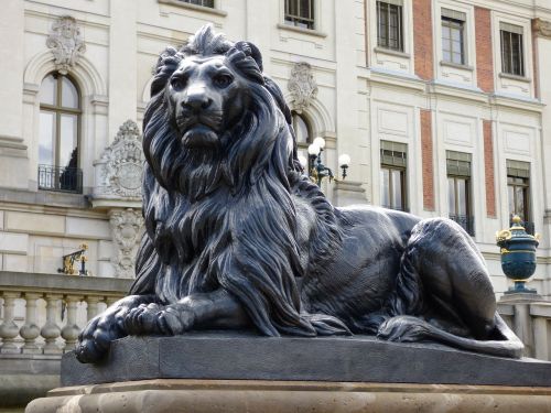lion the statue sculpture