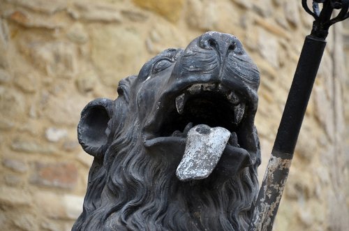 lion  sculpture  tongue