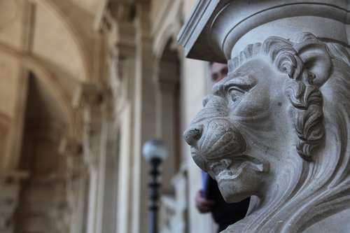 lion  sculpture  architecture