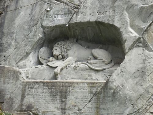 lion statue pierre