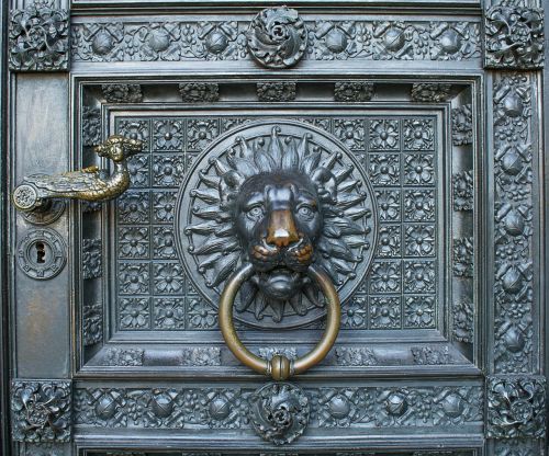 lion cologne cathedral