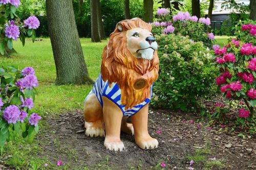 lion sculpture zoological garden