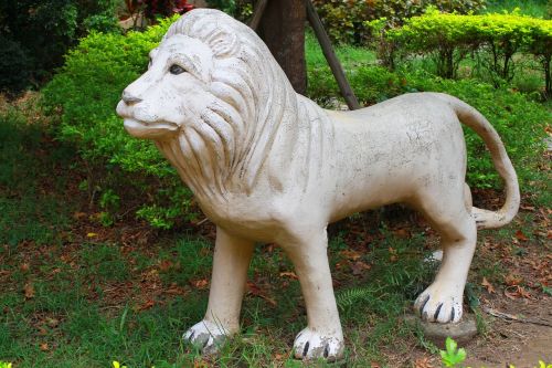 lion statue park