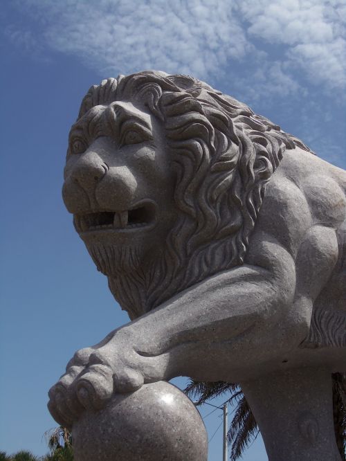 lion statue marble