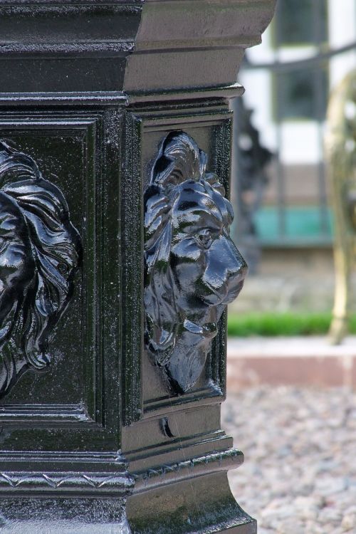 lion head metal container