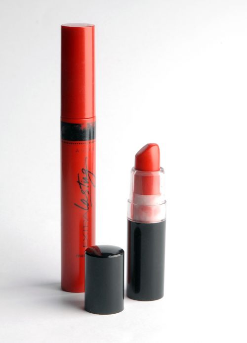 lipstick mascara red