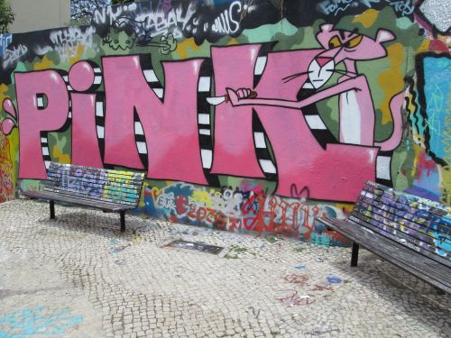 lisbon graffiti pink