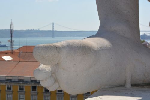lisbon foot statue
