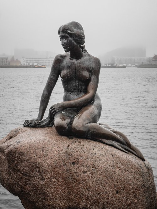 little mermaid statue  copenhagen  denmark