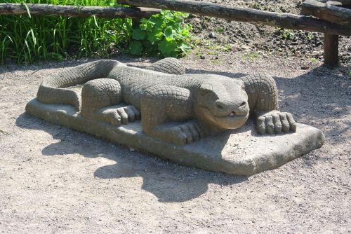 lizard sculpture statue