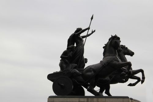 london palace statue