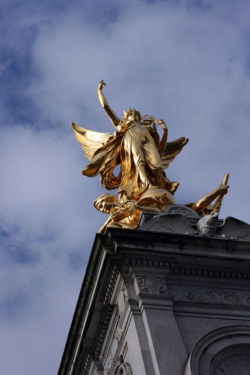 london queen statue