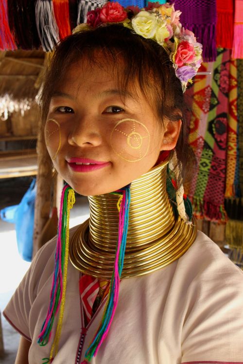 long neck woman karen tribe