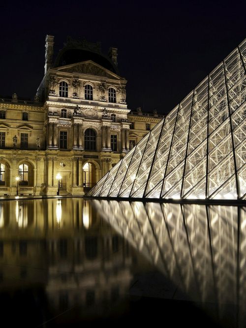 louvre paris pyramid