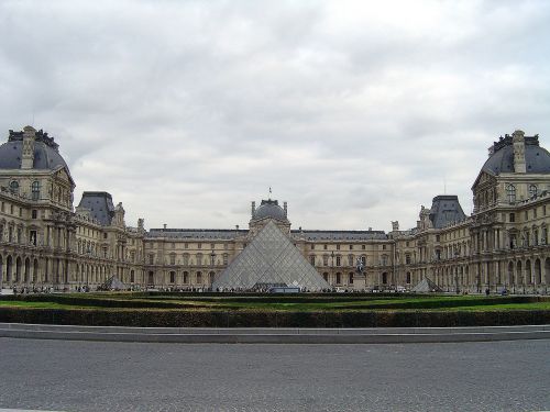 louvre pyramid paris