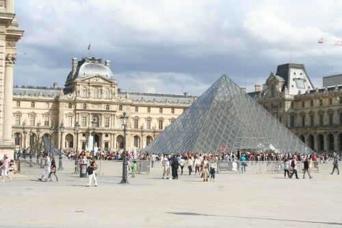 louvre paris pyramid