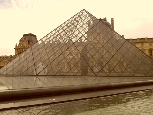 louvre paris pyramid