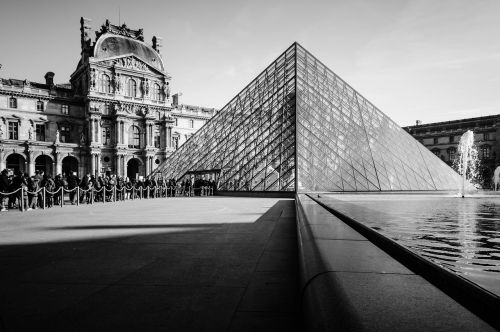 louvre pyramid glass pyramid