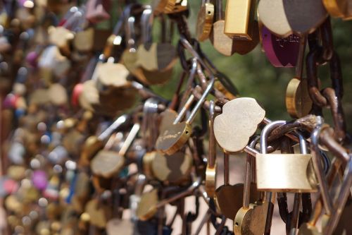 close padlock love