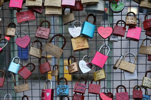 love locks  landscape format  wire mesh