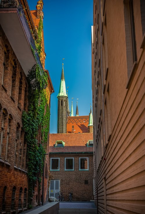 lübeck  historic center  alley
