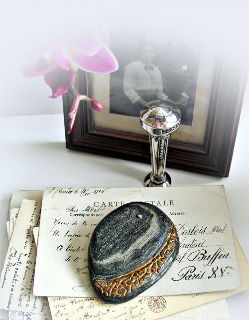 lucky stone paperweight leave