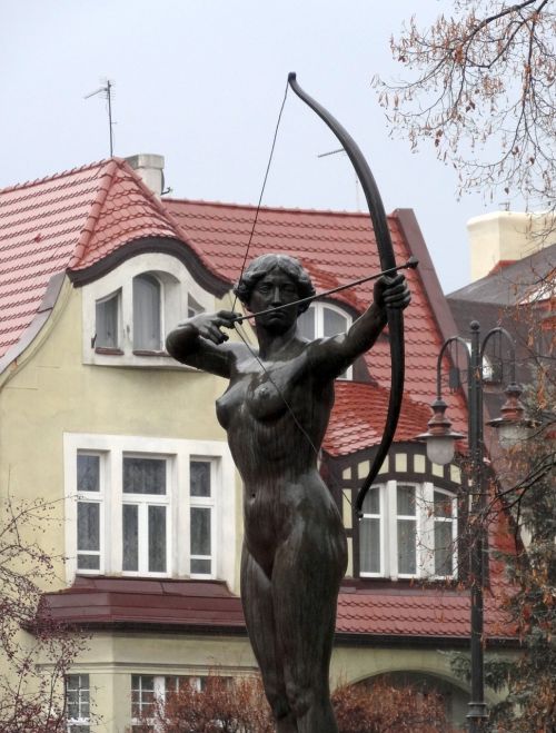 luczniczka bydgoszcz statue