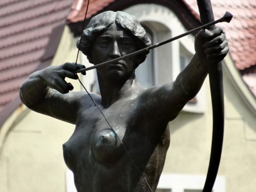 luczniczka bydgoszcz statue