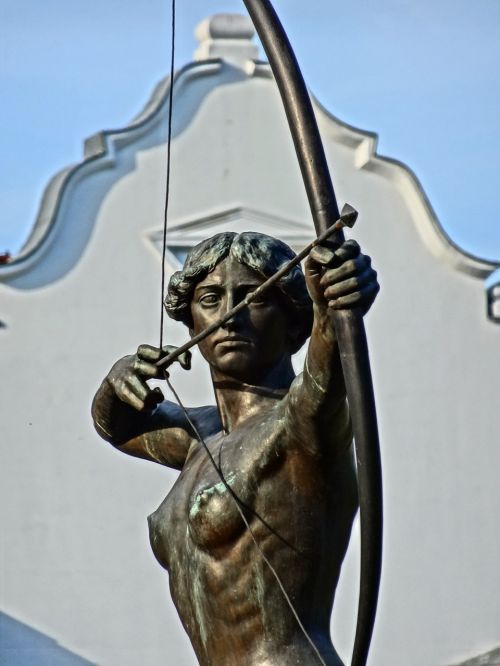 luczniczka bydgoszcz statue