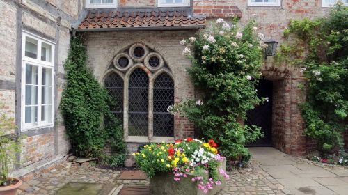 lüne lüneburg floral courtyard