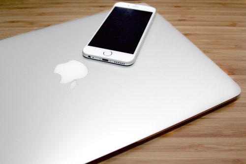 macbook desk iphone