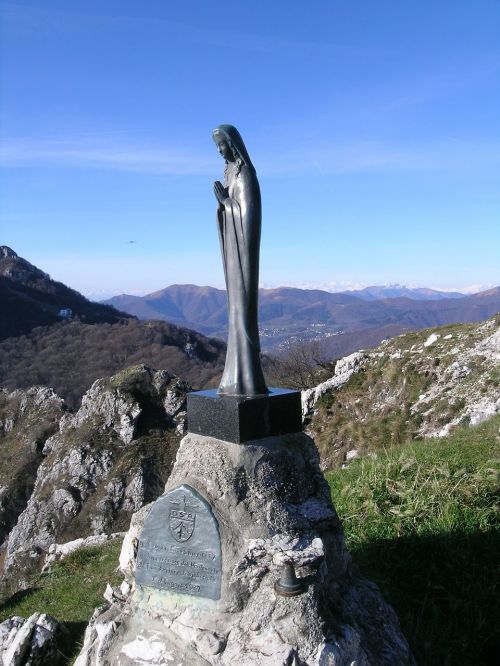 madonna statue prayer