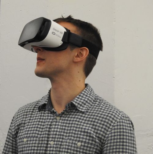 man virtual reality samsung gear