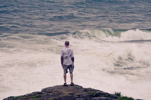 man  rocks  surf