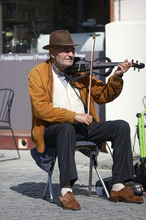 man  old  violin
