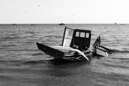 mar shipwreck boat