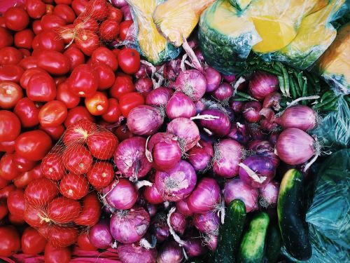 market onions tomatoes