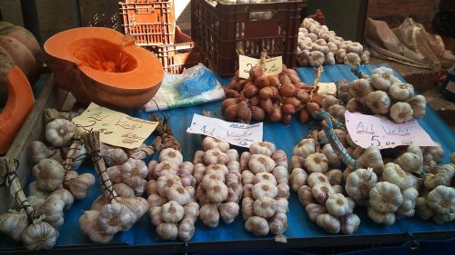 market garlic pumpkin