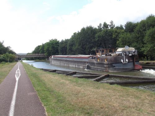 marne rhine canal cycle path barge