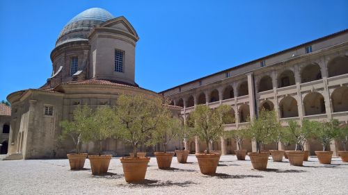 marseille hospital courtyard