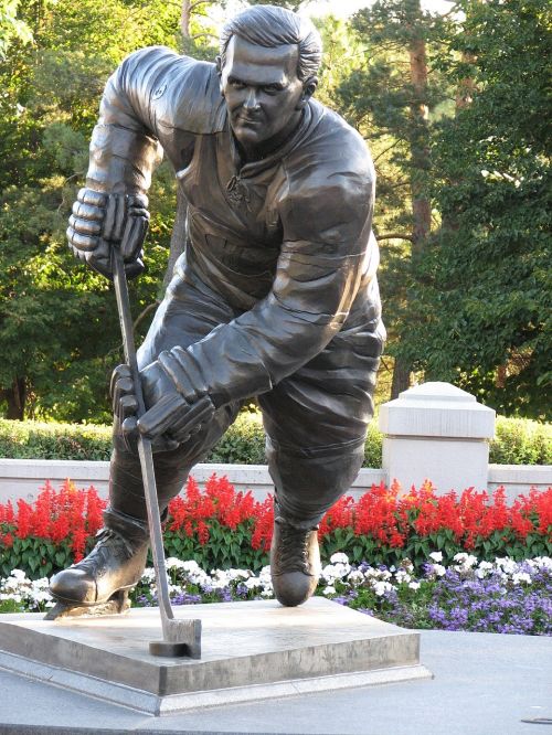 maurice richard statue hockey player