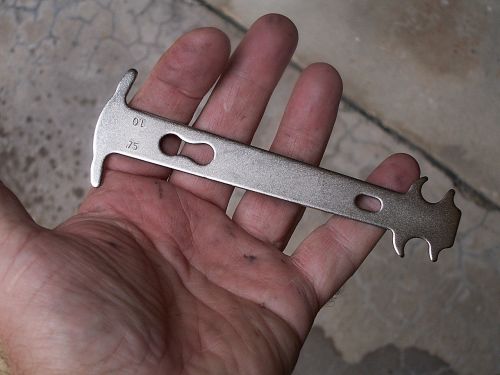 measure chain tool hand