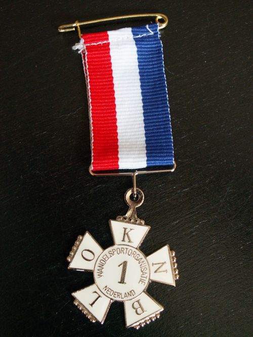 medal avondvierdaagse red white blue
