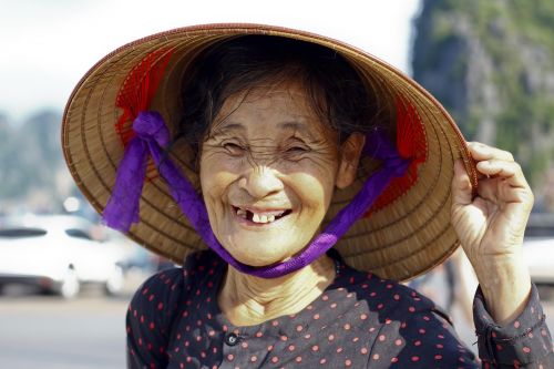 woman no teeth vietnamese