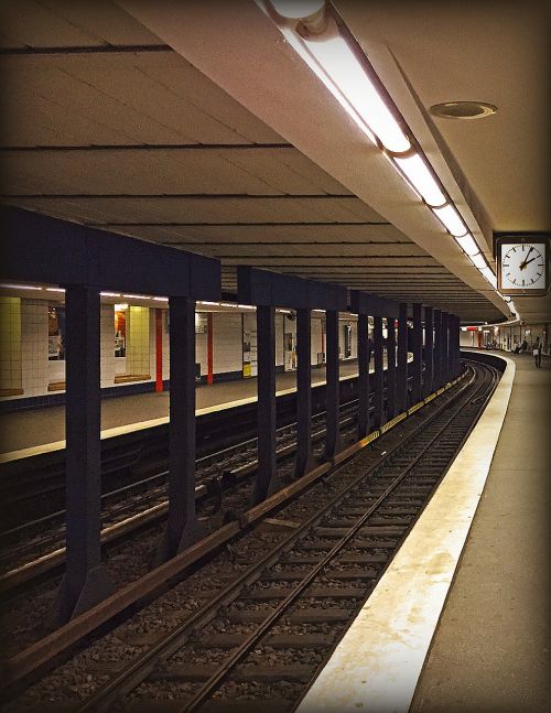metro ubahn train