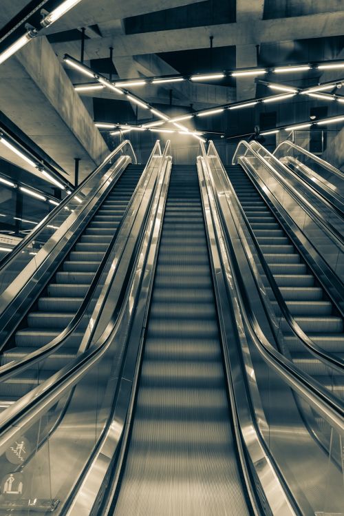 metro escalator lights