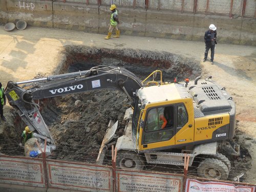 metro rail  construction  elevator