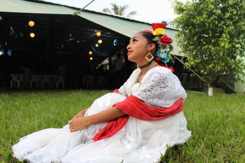 mexico women traditional clothes