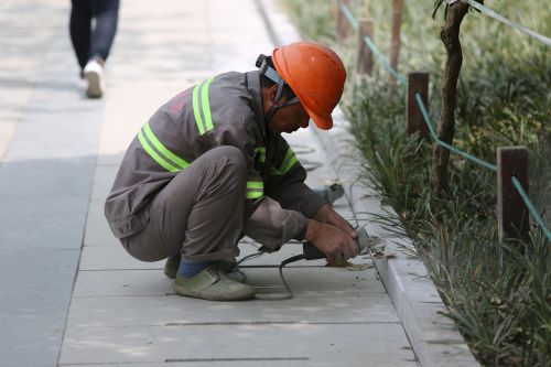 migrant workers street photography repair